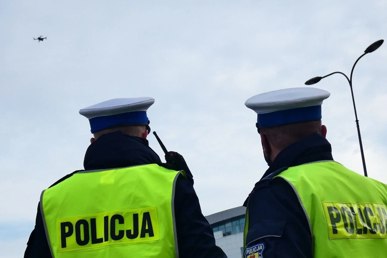 Trwała akcja ratunkowa, gdy nagle nadleciał dron. Trwała akcja ratunkowa, gdy nagle nadleciał dron.