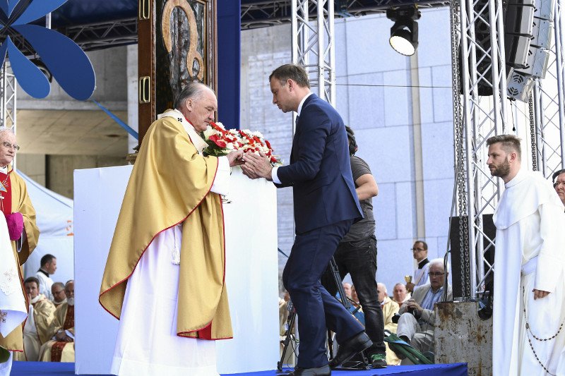Andrzej Duda na scenie postawionej przez Centrum Opatrzności Bożej na Święto Dziękczynienia.