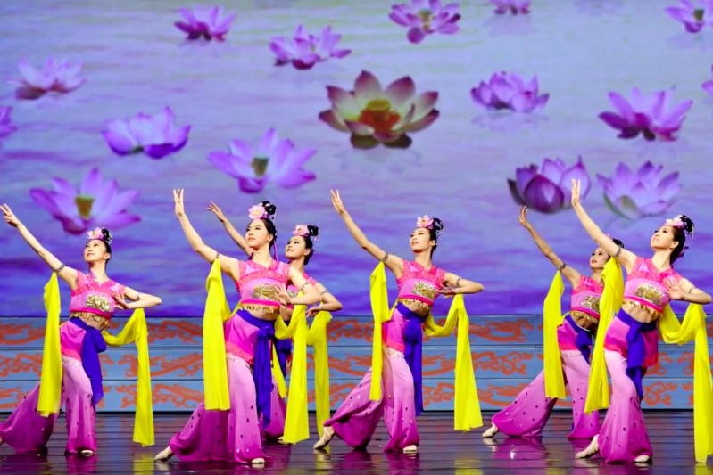 Tancerki z grupy Shen Yun podczas występu