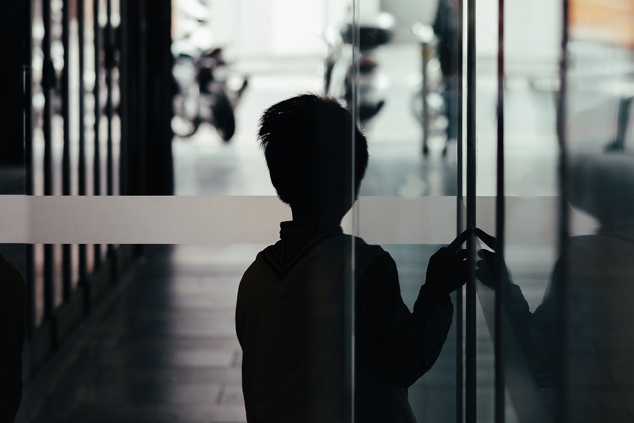 Straż miejska przejęła opiekę nad 8-letnią dziewczynką, którą porzucił ojczym. (Zdjęcie poglądowe)