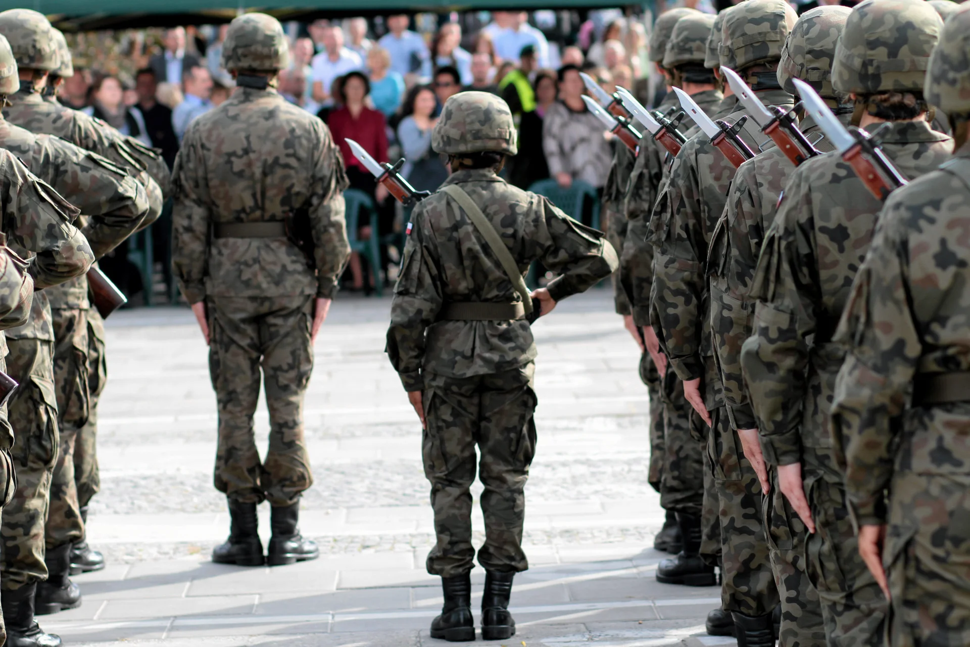 Mobilizacja dotyczy też polskich emigrantów. Kto musi bronić kraju w czasie wojny? Obowiązek mobilizacji w czasie wojny. Nawet mieszkając za granicą tego się nie uniknie
