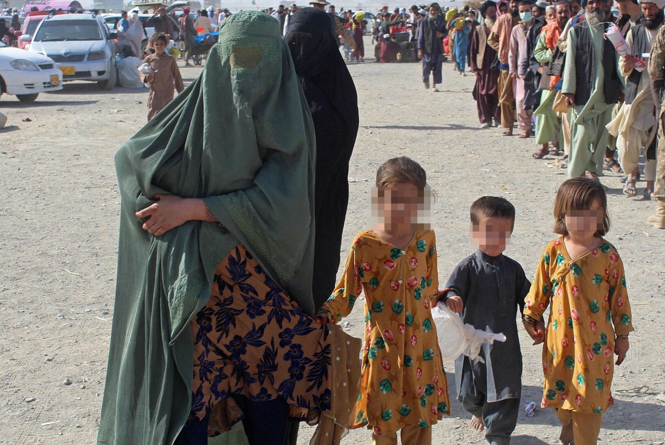 Desperacja Afgańczyków. Przerzucają swoje dzieci przez drut kolczasty.