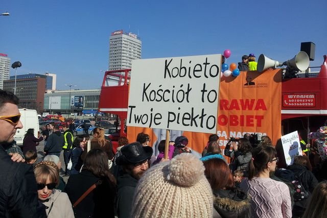 Feministki mówią: "Kobieto, Kościół to twoje piekło". Katoliczki się z tym nie zgadzają.