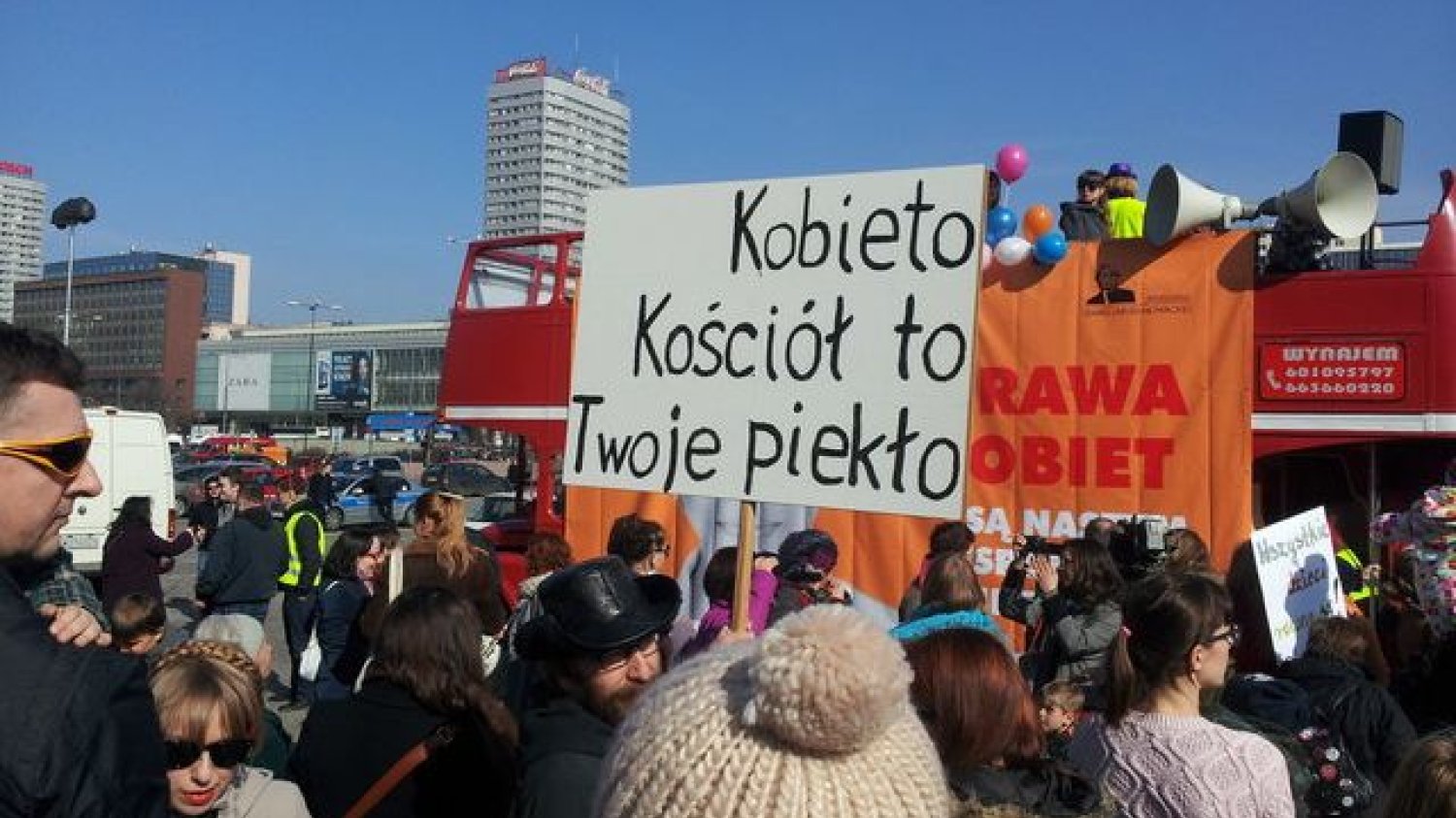 Feministki mówią: "Kobieto, Kościół to twoje piekło". Katoliczki się z tym nie zgadzają.