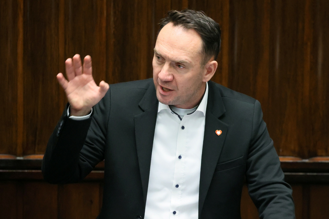 W czasie jego wystąpienia Kaczyński wyszedł. Kim jest poseł Szymański?