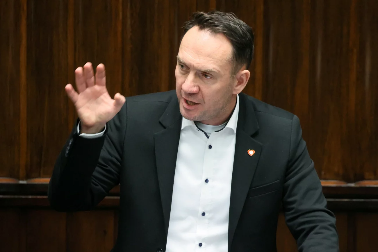 W czasie jego wystąpienia Kaczyński wyszedł. Kim jest poseł Szymański?