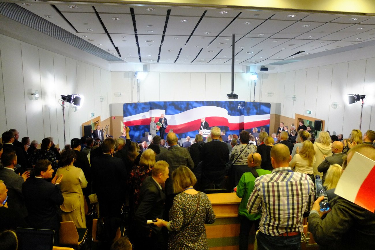 Na spotkanie z Kaczyńskim przywieziono autokarami ludzi spoza regionu.