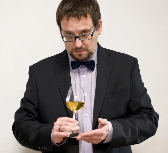 Dr Michał Bardel, autor książki "Zbrodnia i wina" – przewodnika po regionach winiarskich, do którego kluczem są kryminalne zagadki związane z winem.