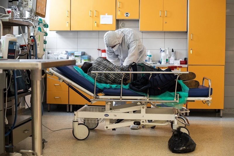 W środowisku medycznym słyszy się, że zdalna nauka w klasach I-III sprawi, że szpitale będą zmagały się z jeszcze większymi problemami kadrowymi.