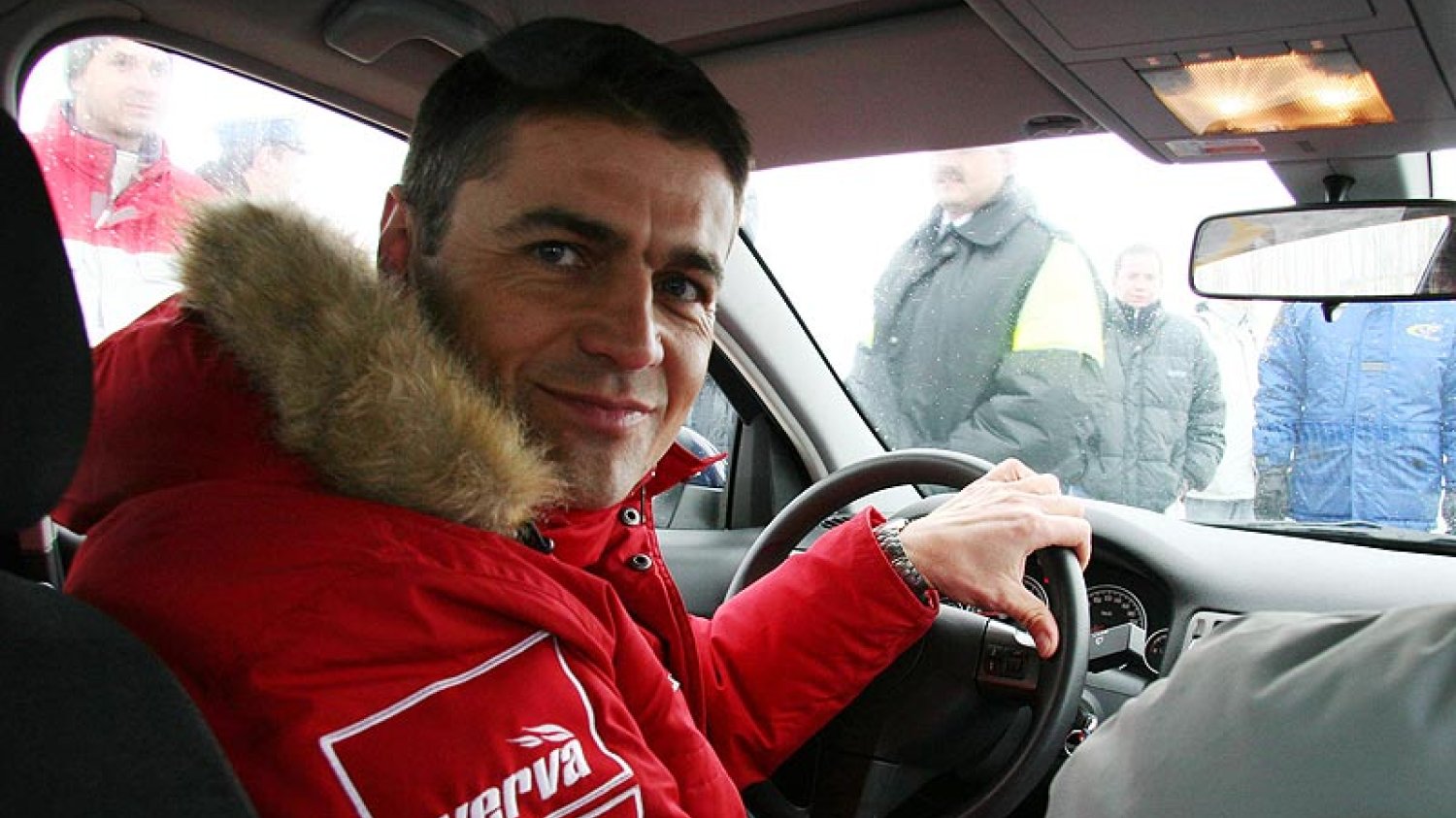 Krzysztof Hołowczyc radzi, jak bezpiecznie dojechać na święta Bożego Narodzenia w trudnych zimowych warunkach na drodze.