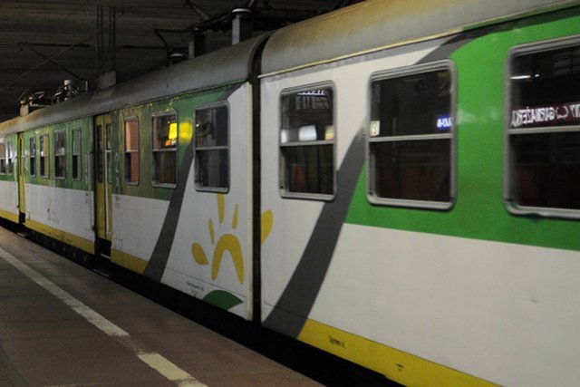 Pociąg Kolei Mazowieckich stał na stacji Warszawa Śródmieście przez ponad 30 minut, ponieważ policjanci musieli zabrać na komisariat maszynistę, by przebadać go tam alkomatem