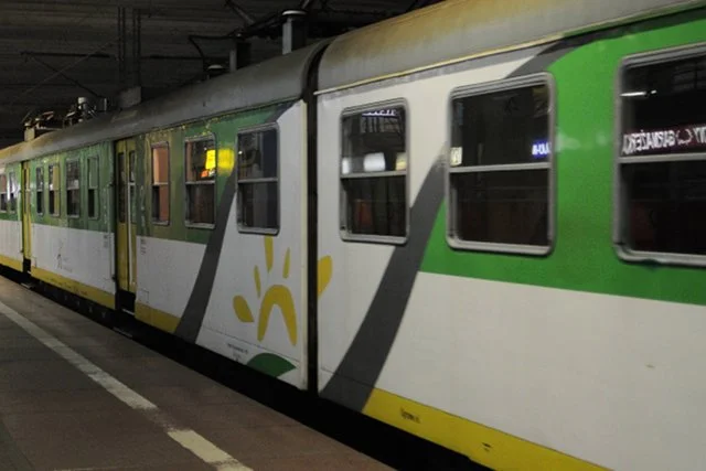 Pociąg Kolei Mazowieckich stał na stacji Warszawa Śródmieście przez ponad 30 minut, ponieważ policjanci musieli zabrać na komisariat maszynistę, by przebadać go tam alkomatem