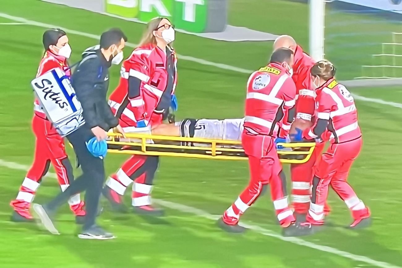 Kamil Glik na noszach zakończył spotkanie swojej drużyny w lidze, Polaka zaatakował rywal i kopnął w głowę