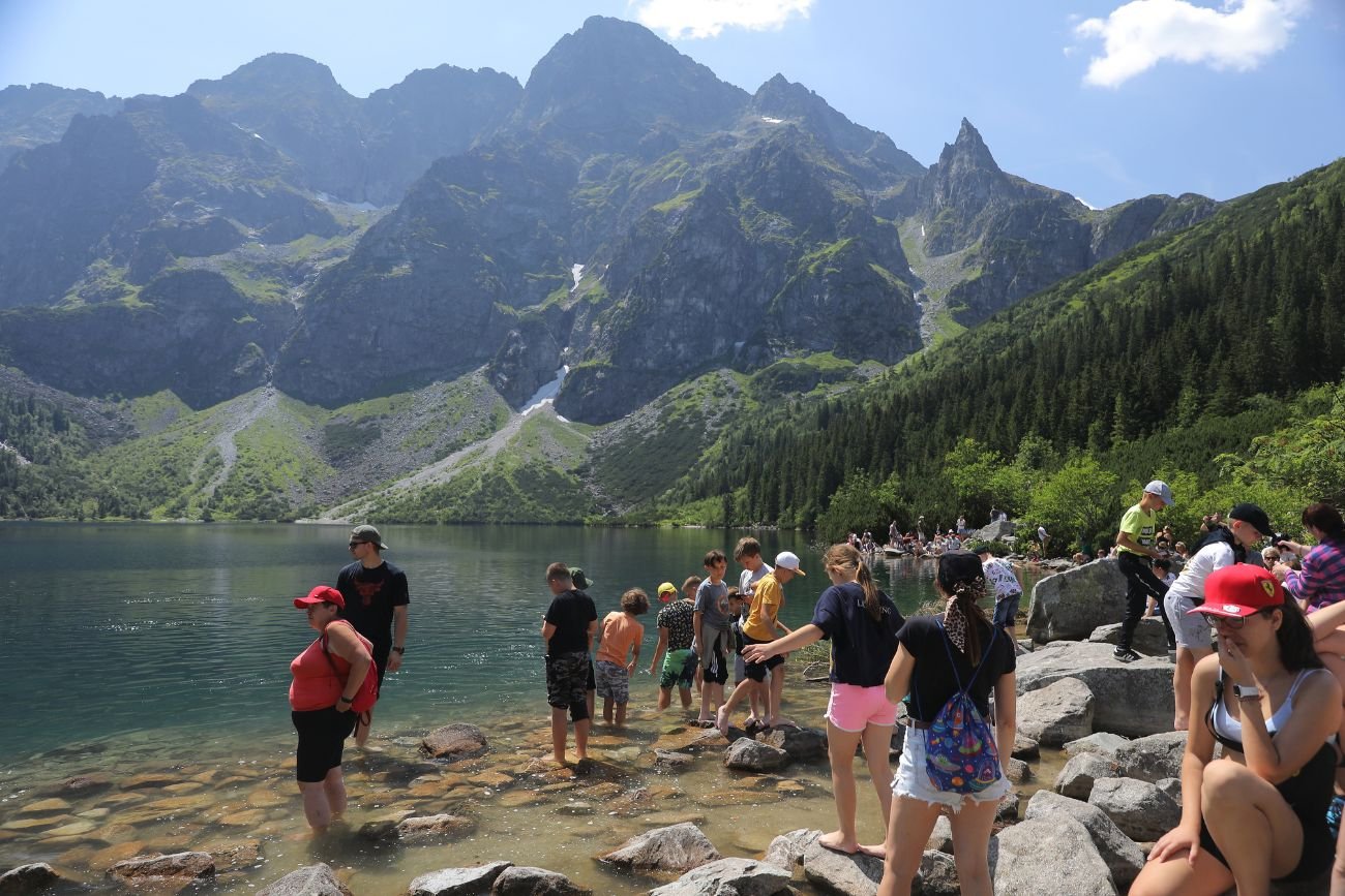 Turyści łamią zakaz kąpieli w Tatrach. Kara może wynieść nawet 3000 euro.