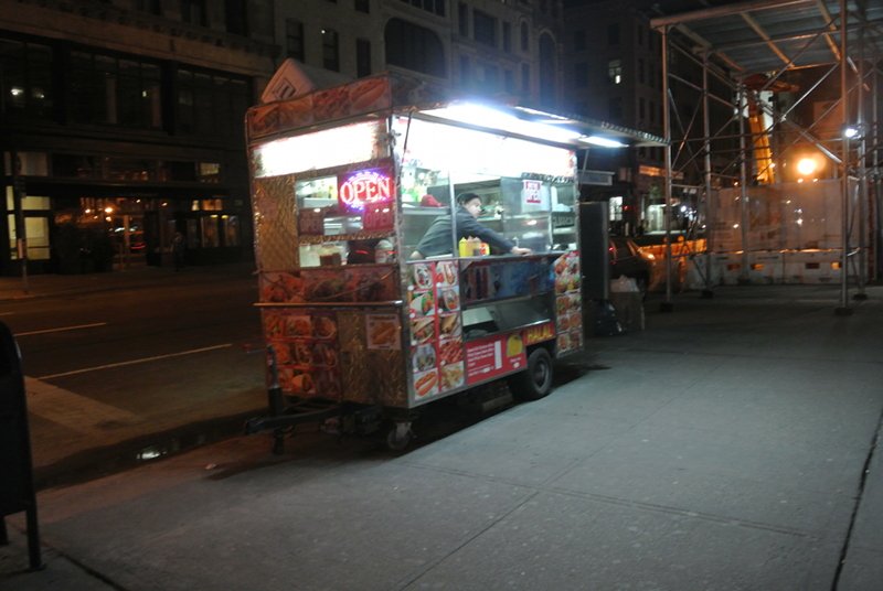 Budka z hot-dogami i przekąskami – jeden z najczęstszych widoków na Manhattanie. Są niemal wszędzie.