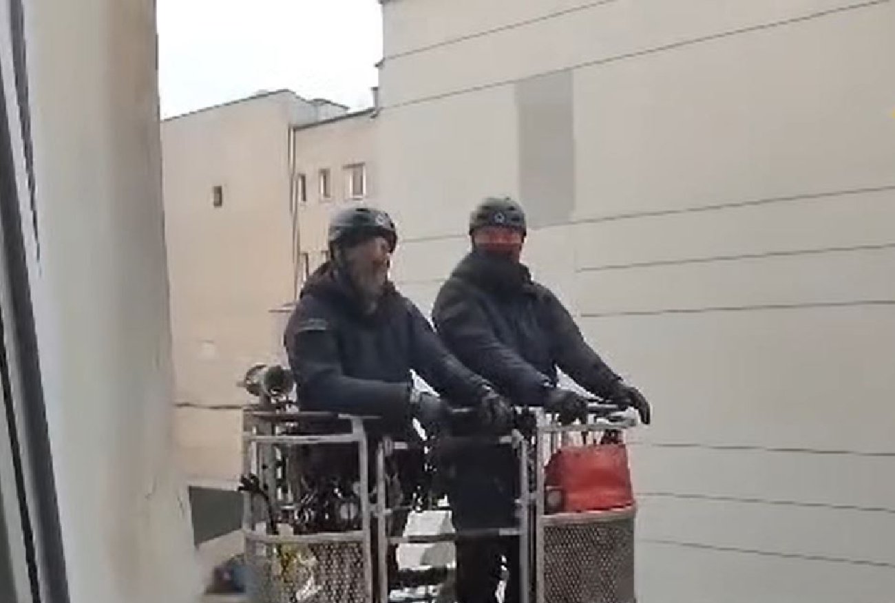 Policjanci z wysięgnika zaglądali LBO przez okno. Powodem miesięcznica Kaczyńskiego.