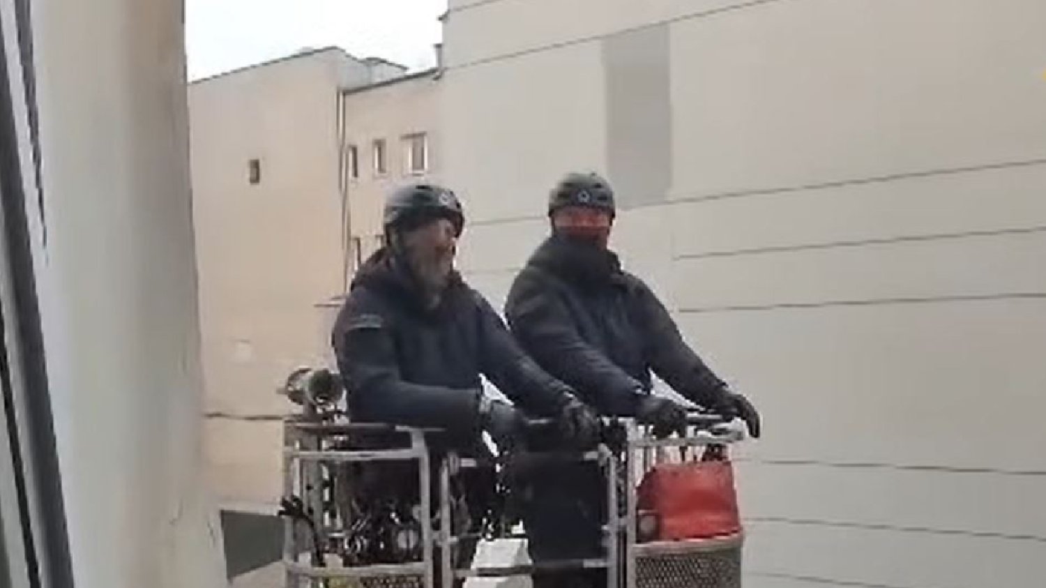 Policjanci z wysięgnika zaglądali LBO przez okno. Powodem miesięcznica Kaczyńskiego.