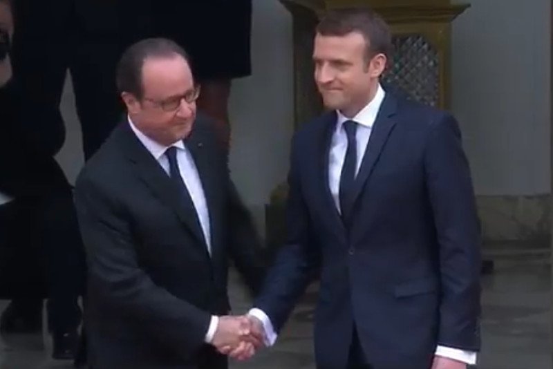 Ustępujący prezydent Friancois Hollande wita w Pałacu Elizejskim Emmanuela Macrona.
