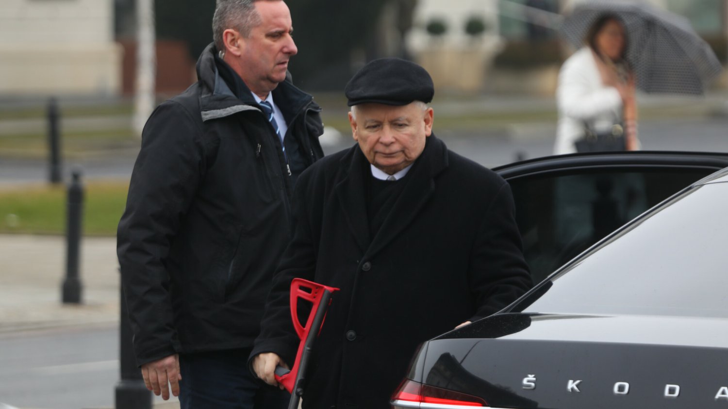 Jarosław Kaczyński prawie runął na ziemię w Janowie Lubelskim.