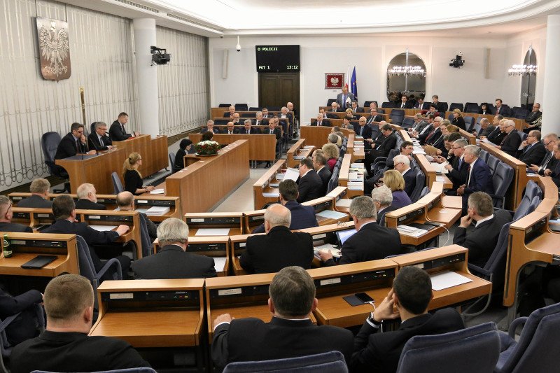 Senat obradował niemal do 3 nad ranem. Dalsza debata rozpocznie się o godzinie 10.00 w sobotę.
