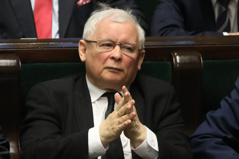 PiS prowadzi, ale bardziej zaskakuje peleton.