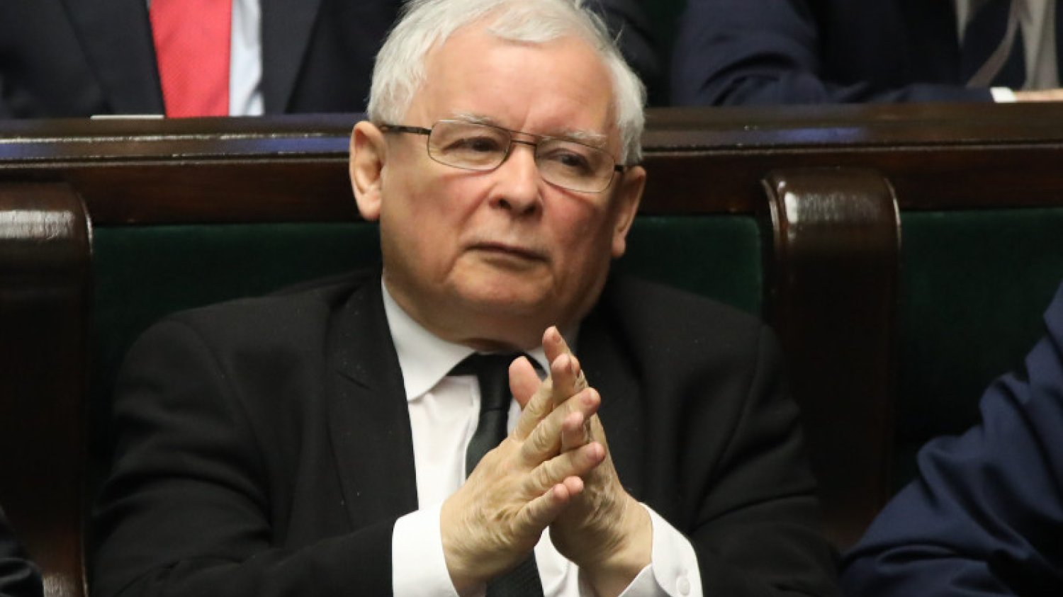 PiS prowadzi, ale bardziej zaskakuje peleton.