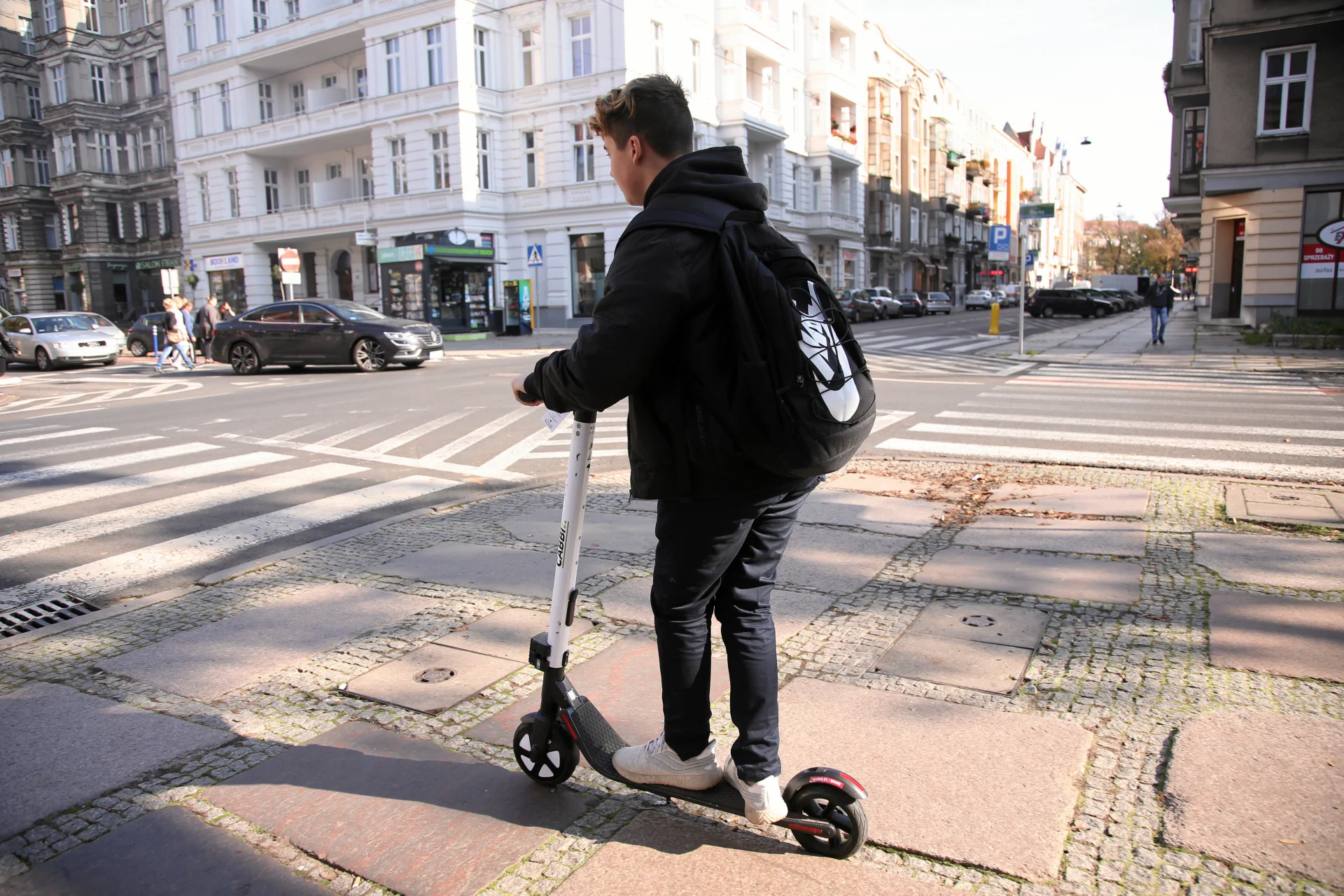 Hulajnoga elektryczna z nowym obowiązkiem. Każde dziecko będzie musiało to mieć Nowy obowiązek dla dzieci na hulajnogach elektrycznych