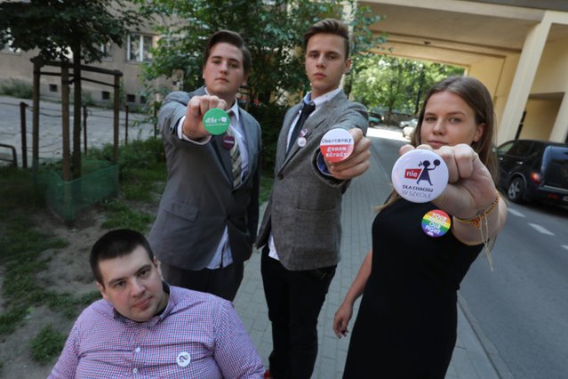 Licealiści z Warszawy nie zostali wpuszczeni do Sejmu, ich koledzy z Wałbrzycha w środku rozwinęli flagę UE.