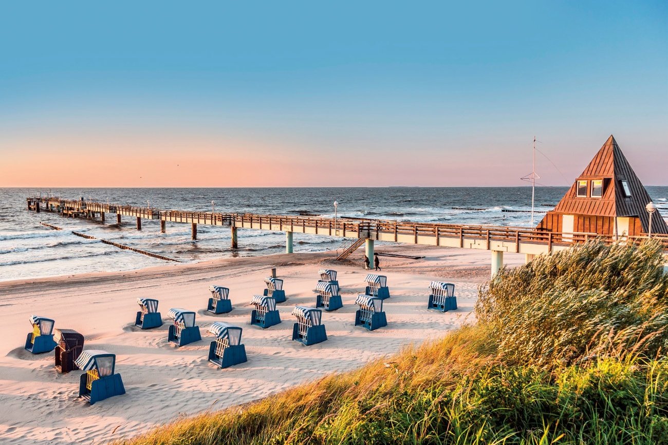 Książka "Dookoła Bałtyku. 100 pomysłów na przygodę życia" to świetny przewodnik po wielu urzekających miejscach położonych nad Morzem Bałtyckim w Polsce i innych państwach. Na zdjęciu: stylowe kosze plażowe po niemieckiej stronie wyspy Uznam