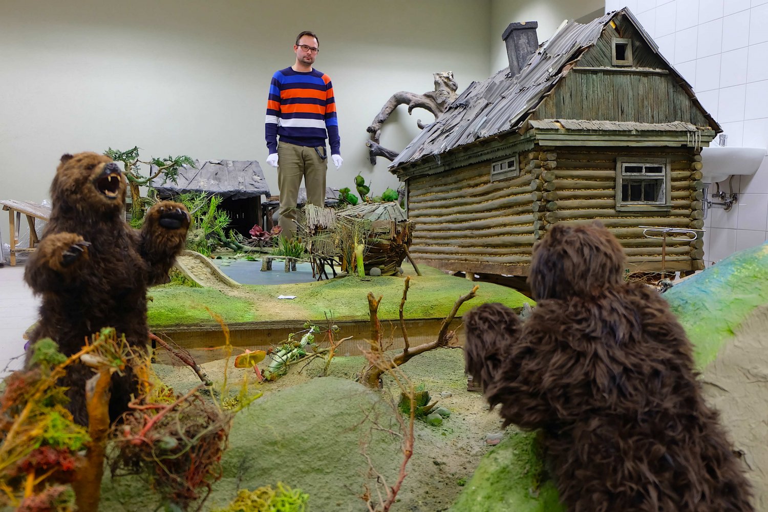 Dr Rafał Pakuła w magazynach Narodowego Centrum Kultury Filmowej