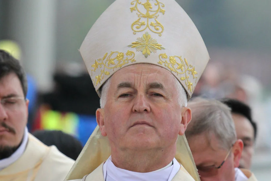 Z reportażu "Dużego Formatu" wynika, że biskup Jan Szkodoń miał molestować 15-letnią Monikę.