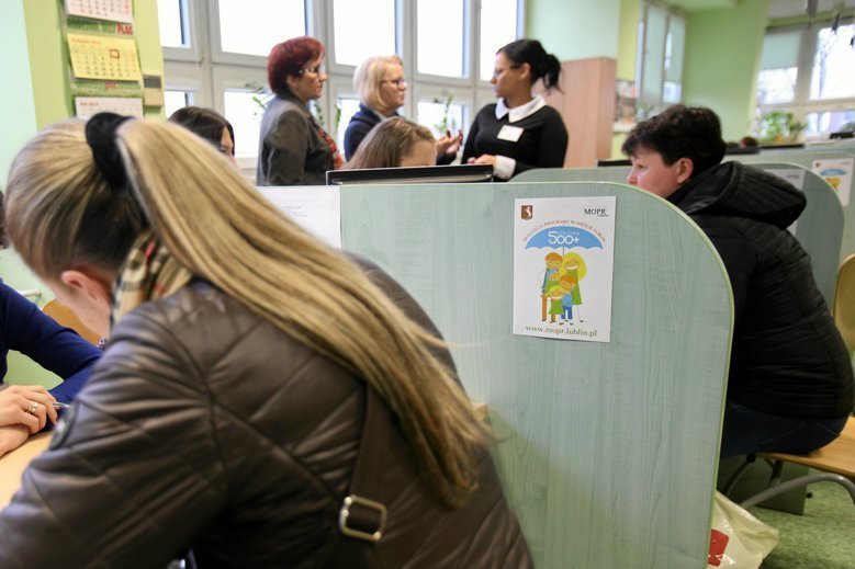 Prawdopodobnie ministerstwo maksymalnie uprości procedury przyznawania świadczenia 500+. PIeniądze będą od lipca wypłacane już na pierwsze dziecko niezależnie od wysokości zarobków rodziców.