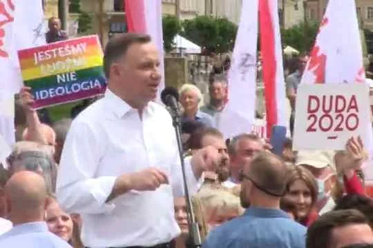 Na wiecu Andrzeja Dudy w Lublinie zwolennicy prezydenta starali się zasłonić młodego mężczyznę z banerem "Jesteśmy ludźmi, a nie ideologią". Zwolennicy Andrzeja Dudy w Lublinie starali się zasłonić tęczową flagę, którą trzymał młody mężczyzna. Potem wypchnęli go z tamtego miejsca.