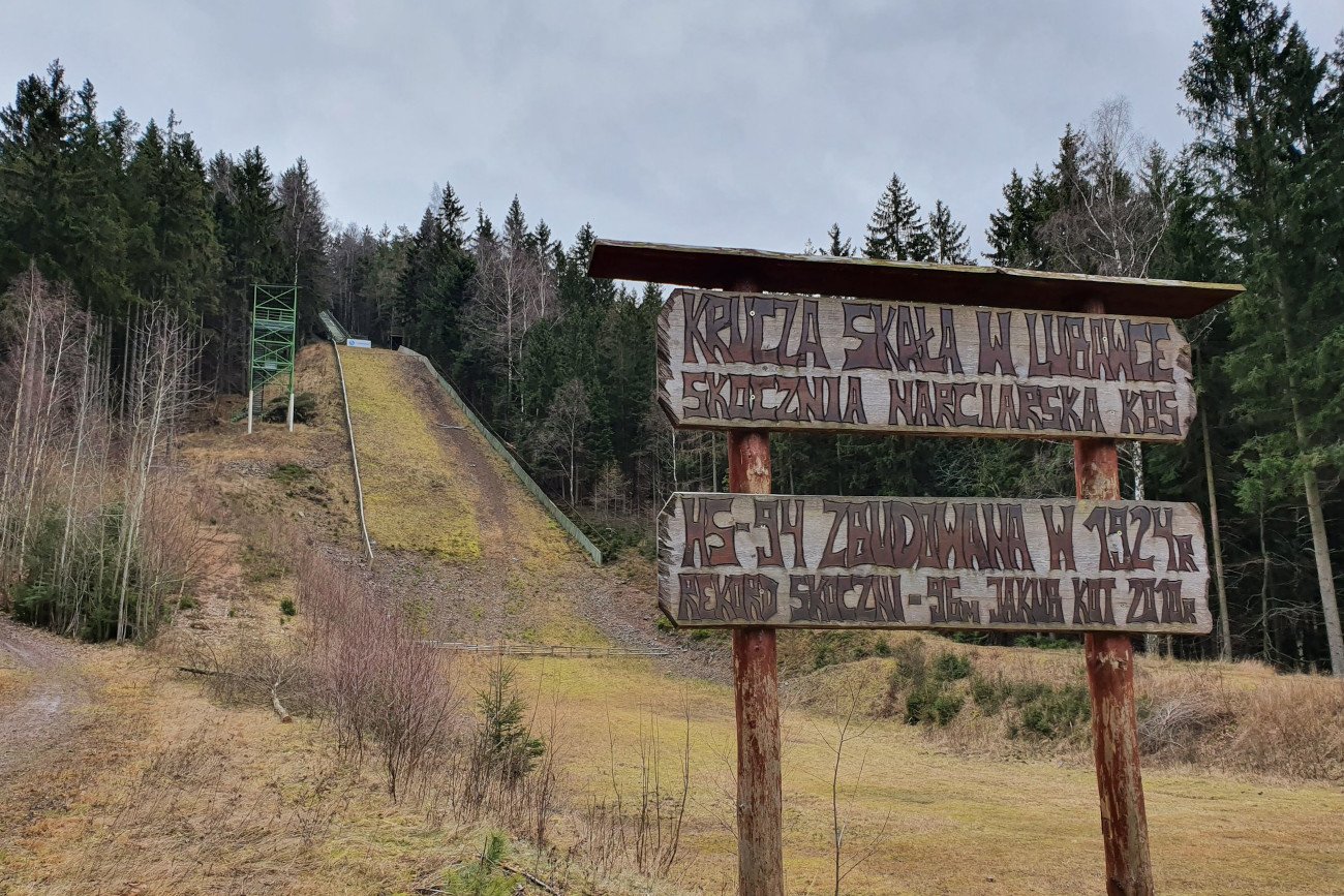 Skocznia narciarska w Lubawce. Najstarszy tego typu obiekt w Polsce, który za trzy lata będzie obchodził równe stulecie.