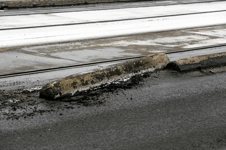 Oto powód całego zamieszania – betonowy separator.