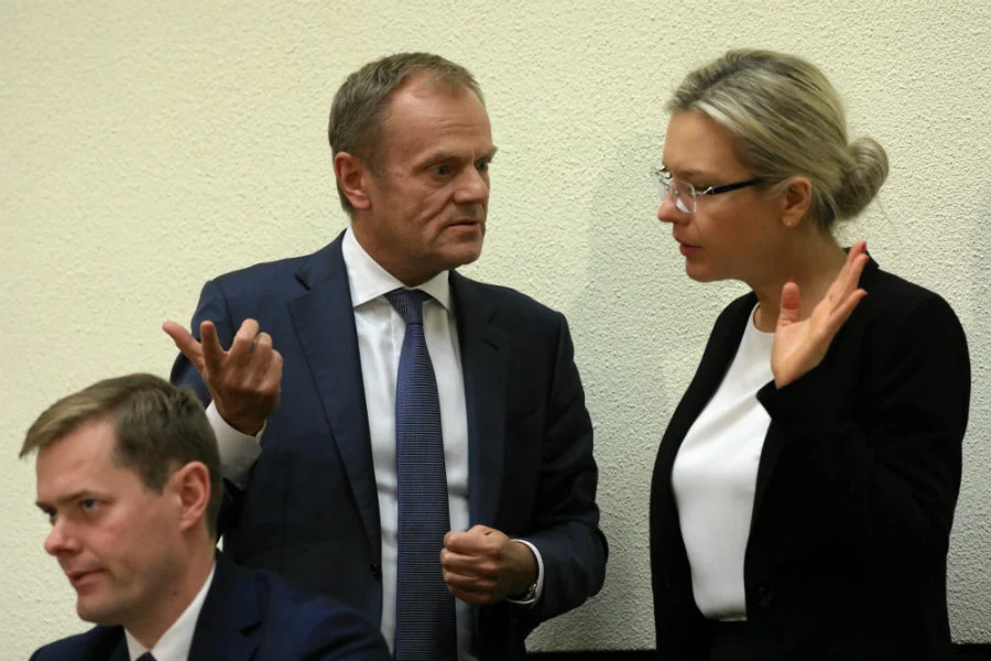 Według dziennika "Rzeczpospolita" Prawo i Sprawiedliwość zawiesiło ostatnie posiedzenie Sejmu ze względu na fiasko raportu ds. Amber Gold.