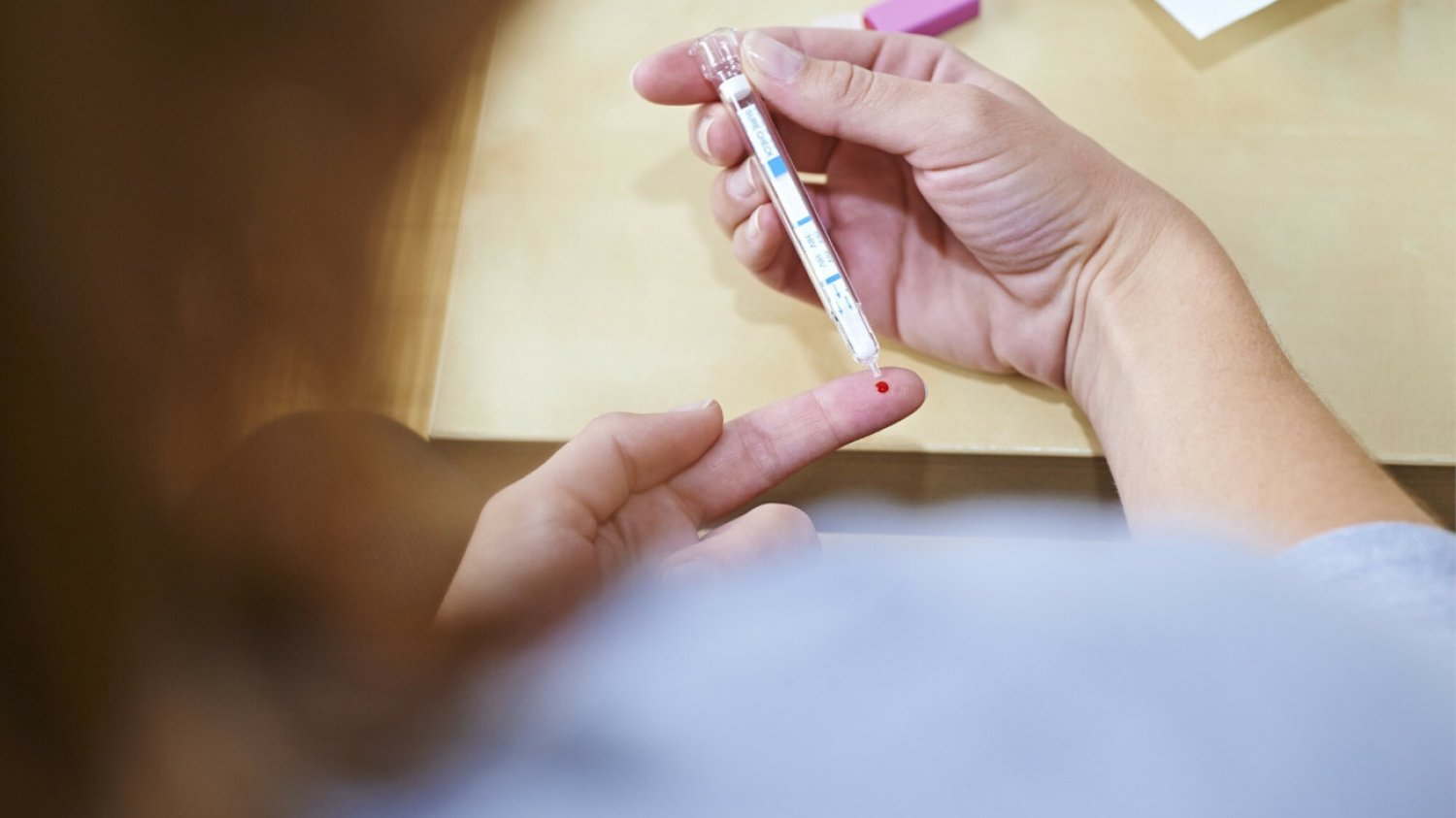 Na bezpłatny test na HIV możesz zgłosić się do Punktów Konsultacyjno Diagnostycznych. Dostępne są też testy, które wykonasz samodzielnie w domu.