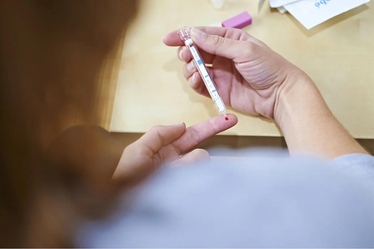 Na bezpłatny test na HIV możesz zgłosić się do Punktów Konsultacyjno Diagnostycznych. Dostępne są też testy, które wykonasz samodzielnie w domu.