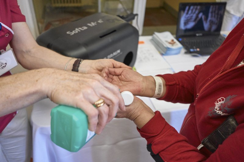 Żele do dezynfekcji rąk stały się w Polsce towarem deficytowym.