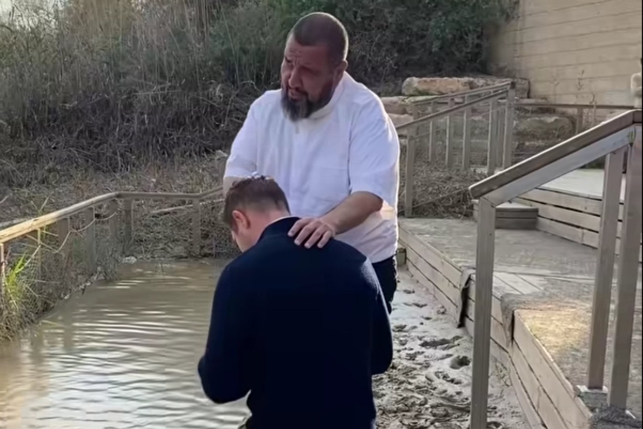 Patryk Jaki odnowił sakrament chrztu.