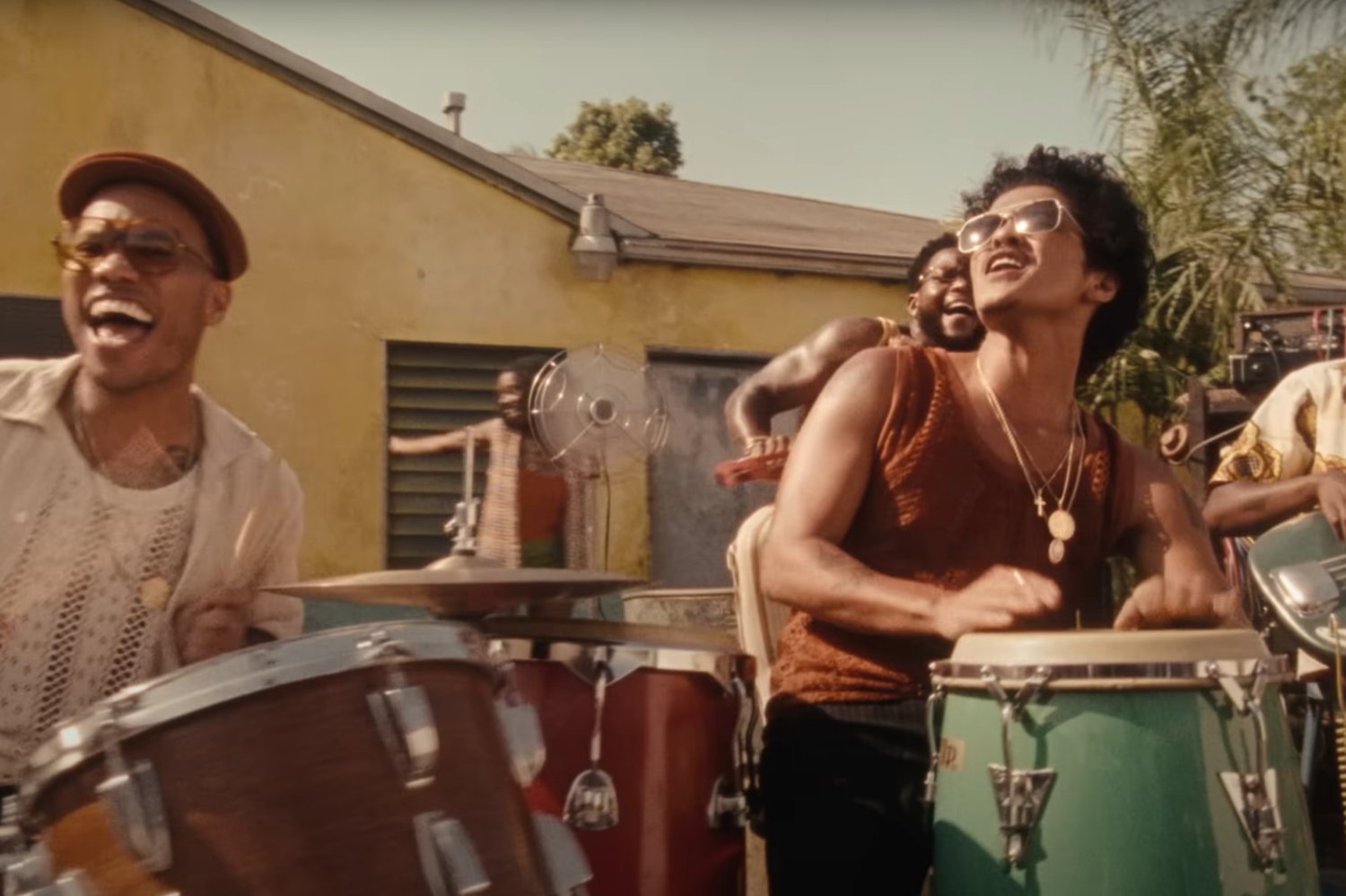 Kadr z teledysku Bruno Marsa i Andersona. Paaka do piosenki "Skate".