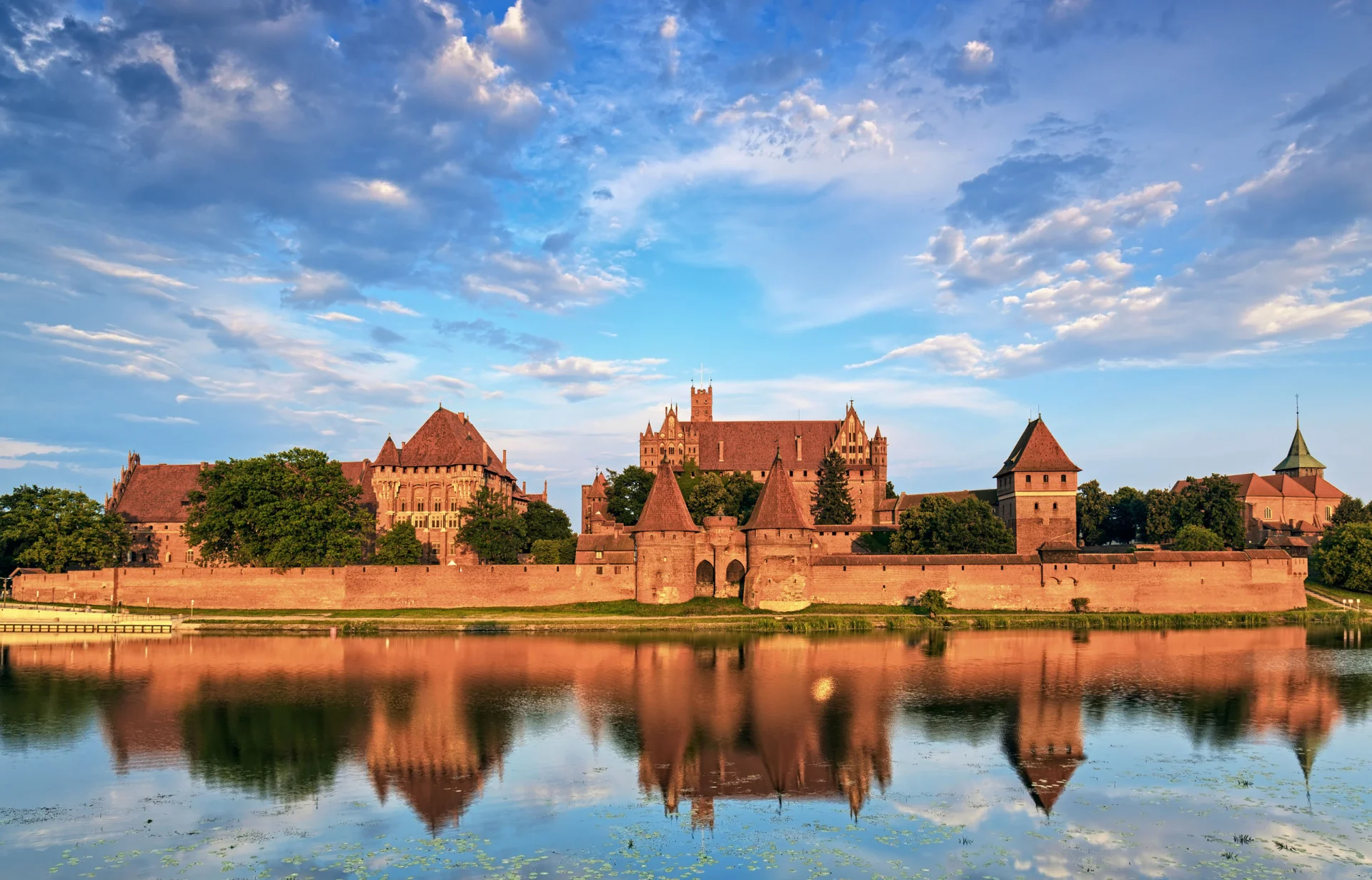 Malbork liczy 38 950 mieszkańców.
