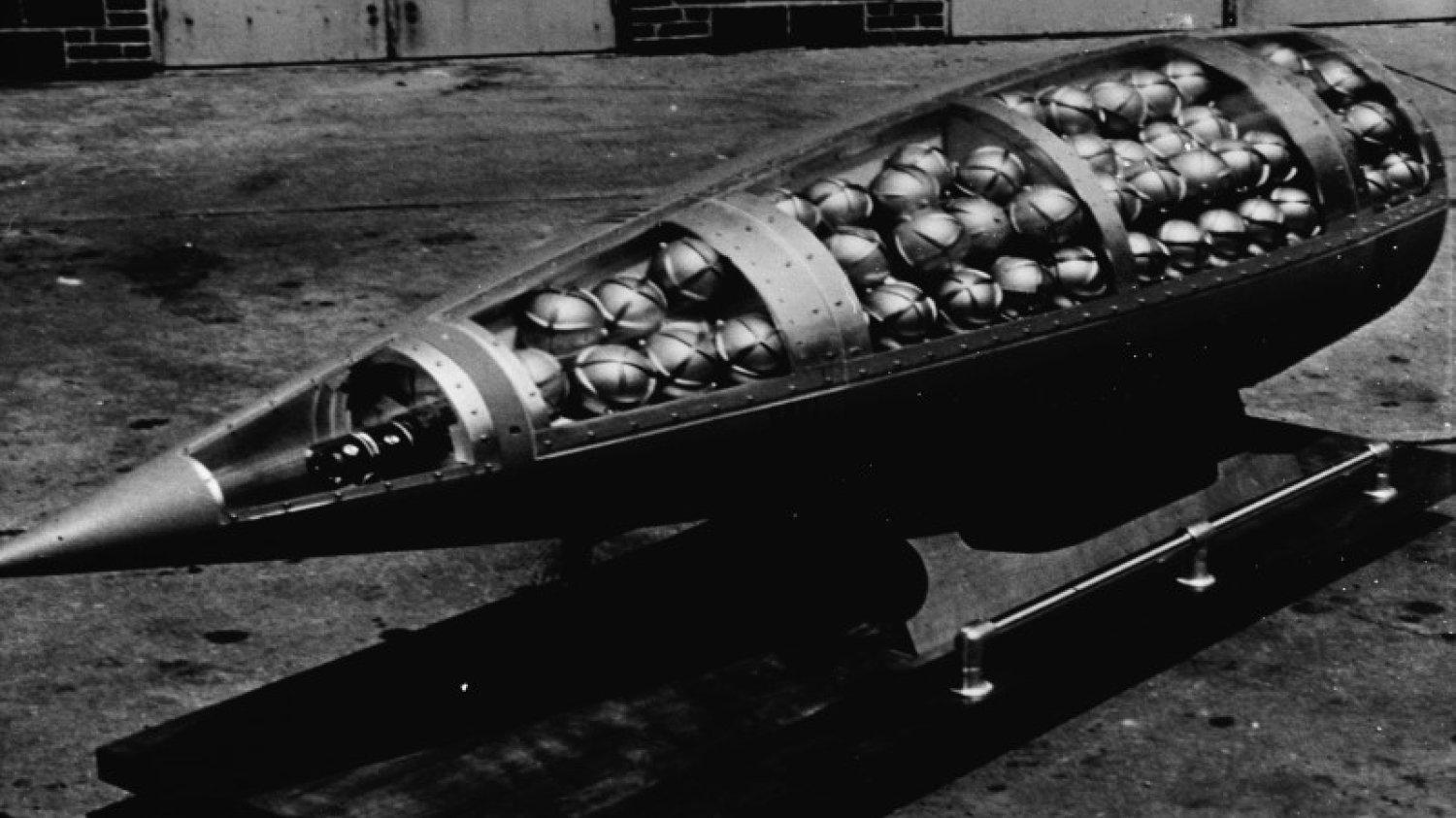 Głowica rakiety MGR-1 Honest John, wypełniona pojemnikami M134 z sarinem (zdjęcie z ok. 1960 r.)