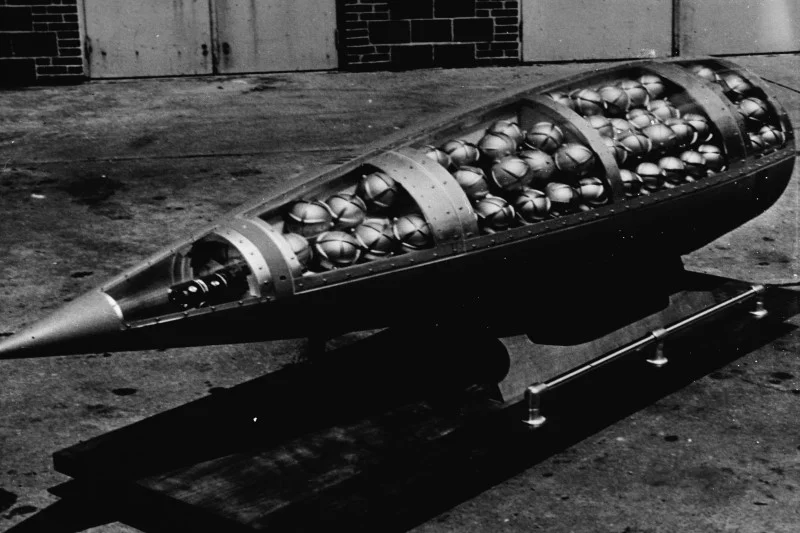 Głowica rakiety MGR-1 Honest John, wypełniona pojemnikami M134 z sarinem (zdjęcie z ok. 1960 r.)