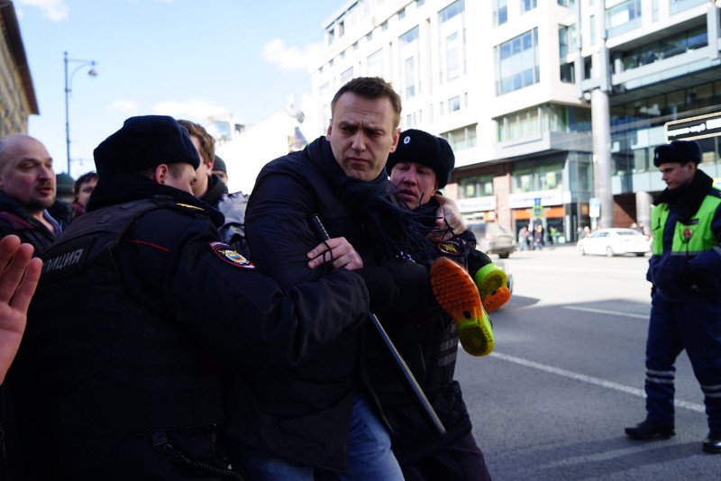 Moment schwytania rosyjskiego opozycjonisty Aleksieja Nawalnego.