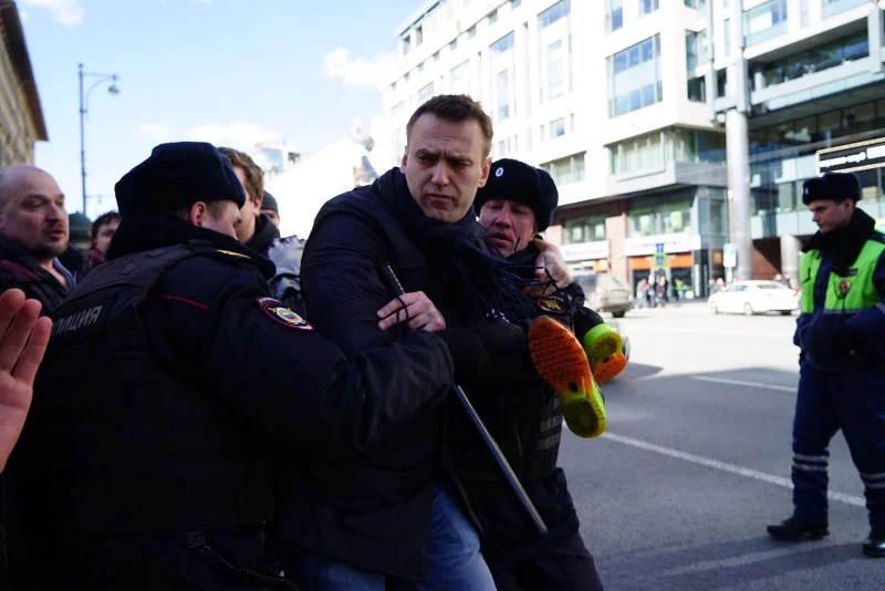 Moment schwytania rosyjskiego opozycjonisty Aleksieja Nawalnego.