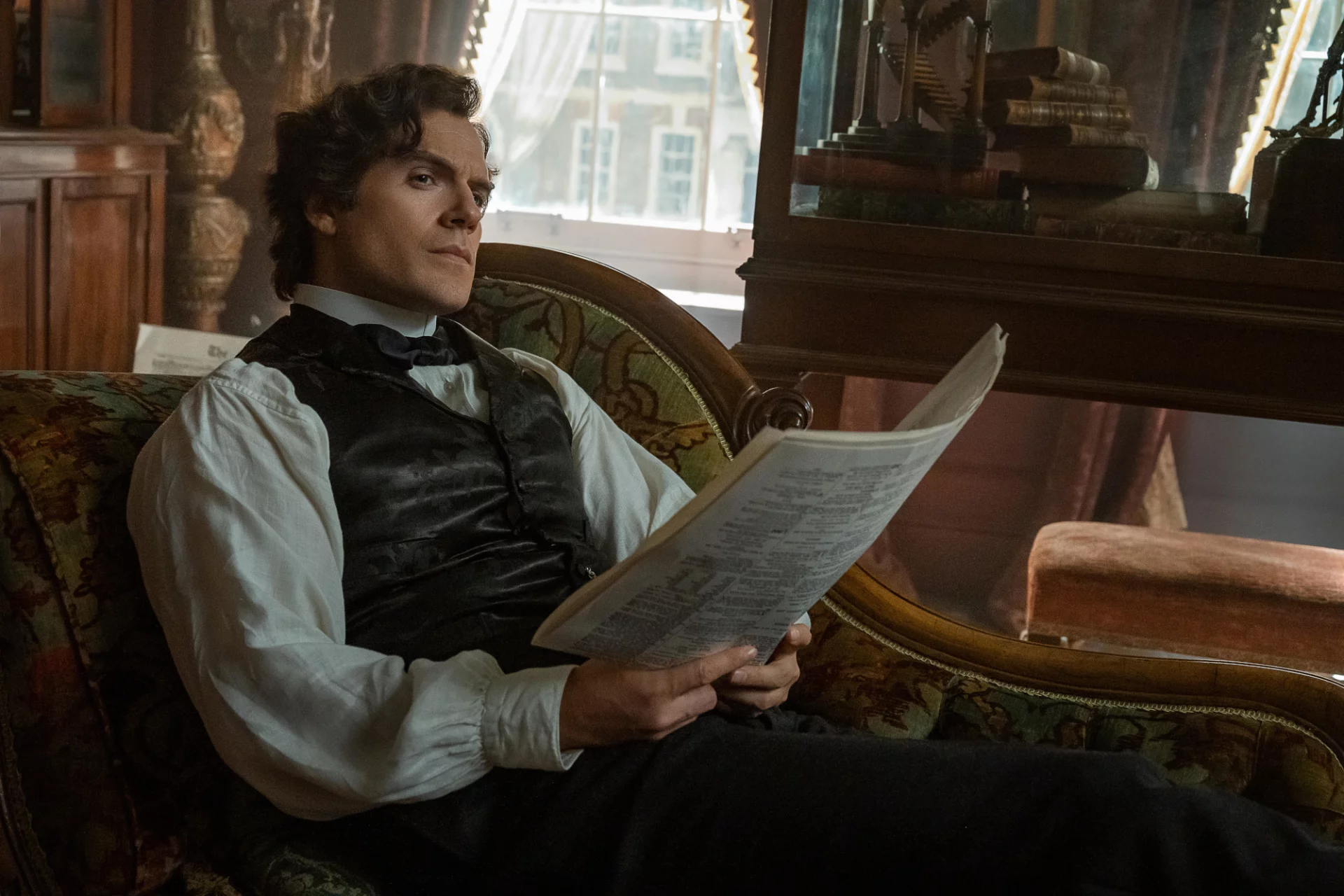 Henry Cavill jako sherlock Holmes