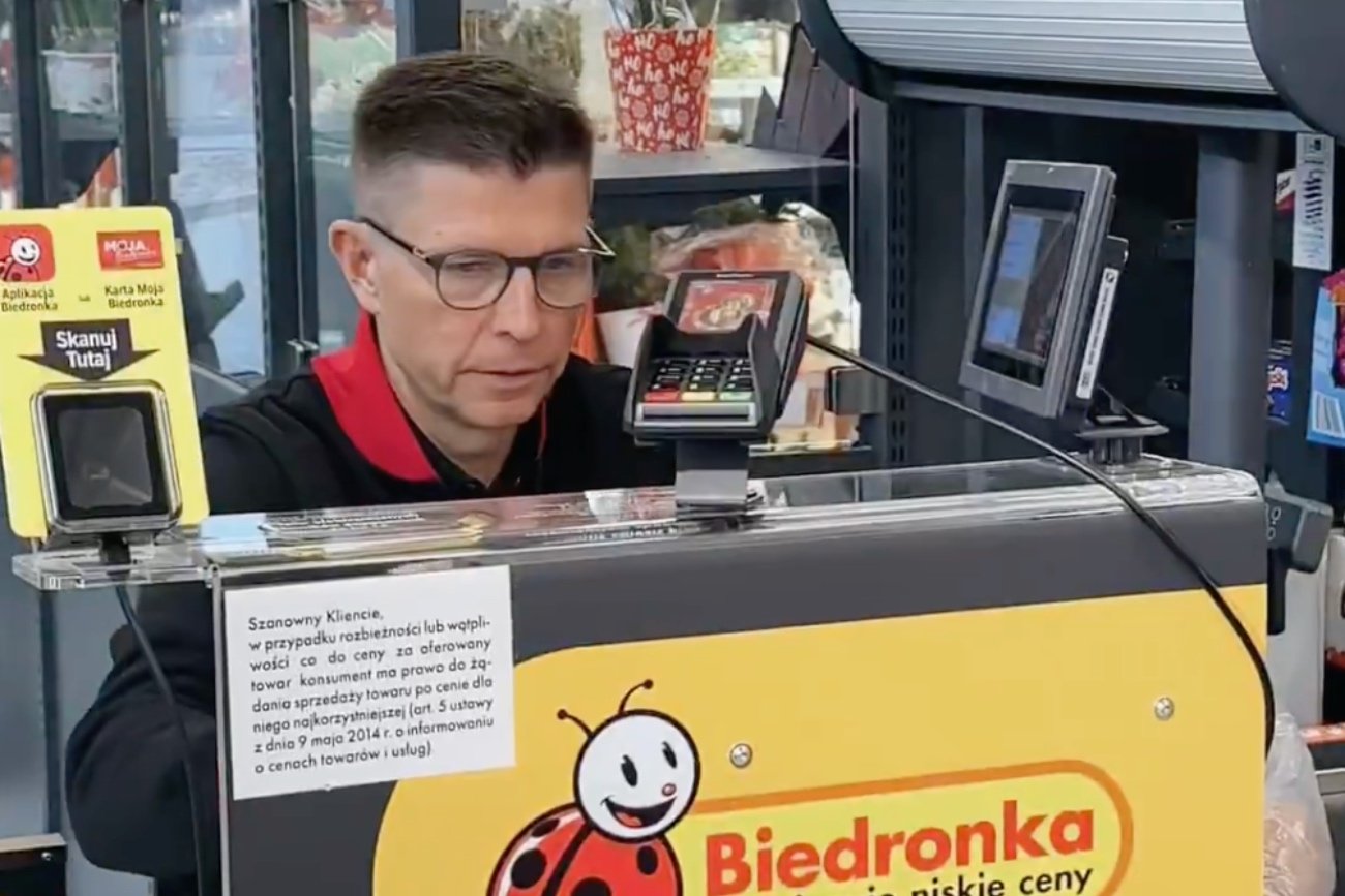 Ryszard Petru pracował w Wigilie na kasie w Biedronce. Tak klienci ocenili jego pracę.