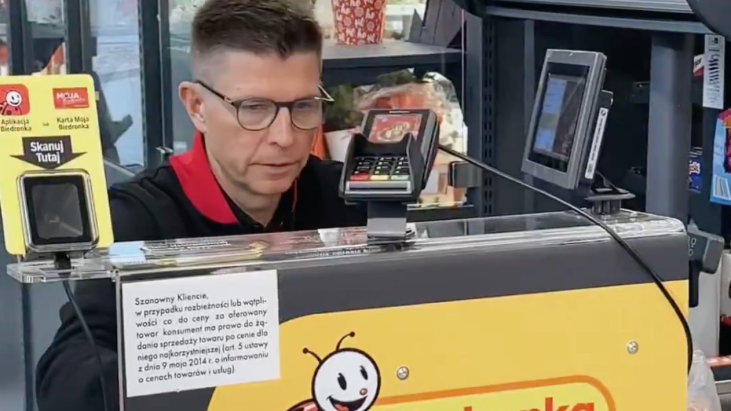 "Przeszkadza w zakupach". Tak klienci ocenili pracę Ryszarda Petru w Biedronce. Ryszard Petru pracował w Wigilie na kasie w Biedronce. Tak klienci ocenili jego pracę.