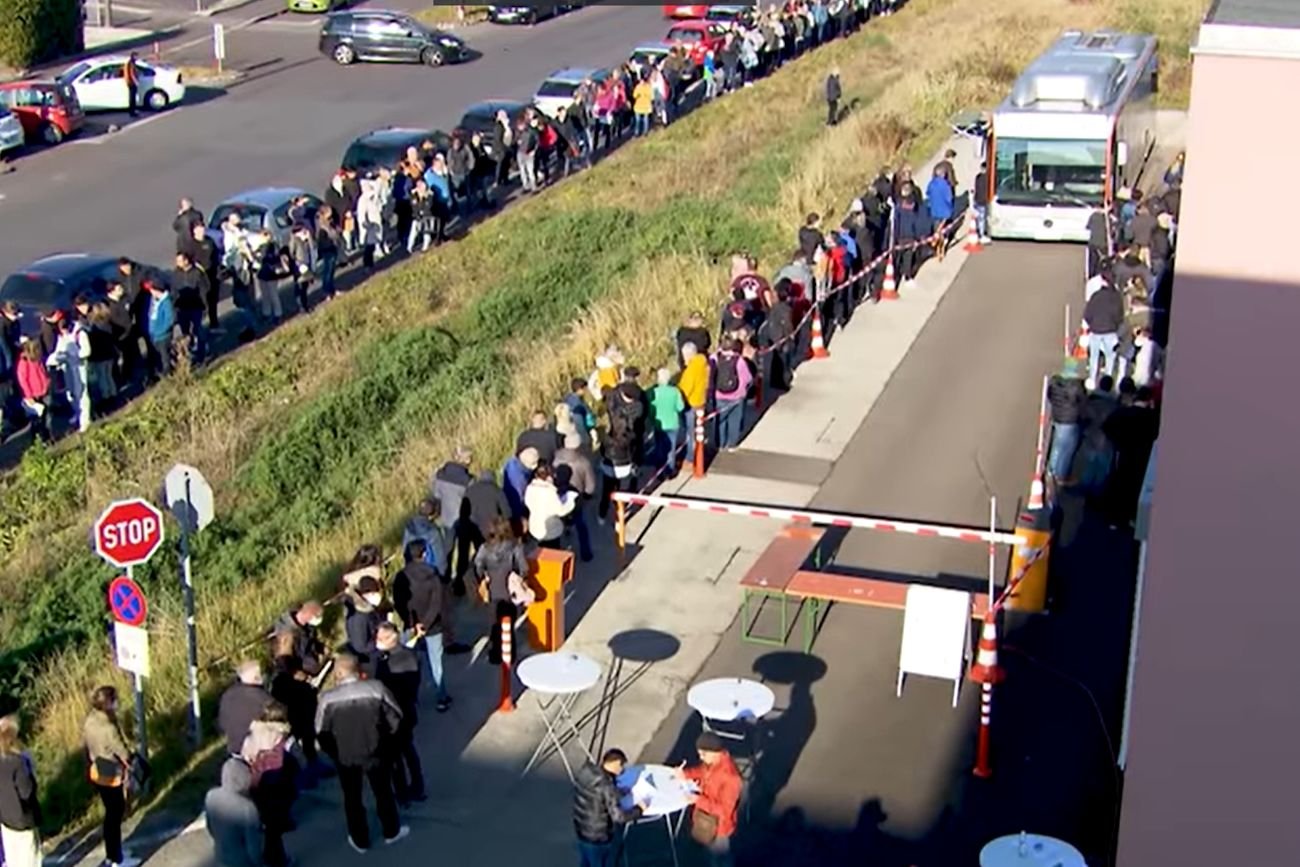 Od 8 listopada Austriacy niezaszczepieni przeciw COVID-19 nie będą mieli wstępu do kawiarni, restauracji czy salonów fryzjerskich.